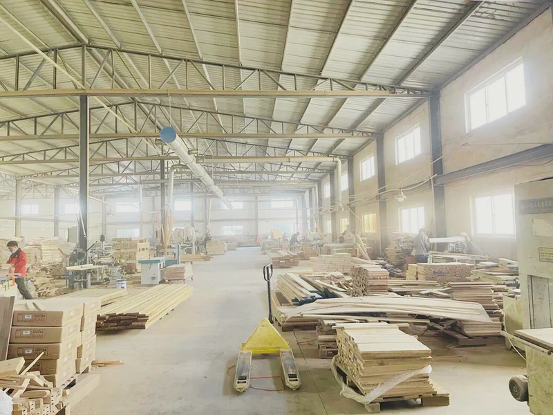 Xưởng sản xuất nội thất gỗ óc chó của ROMAX với máy móc hiện đại.